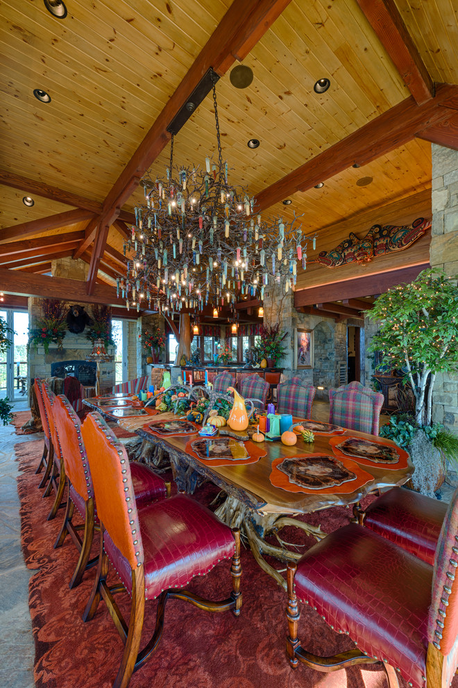Пример оригинального дизайна: огромная гостиная-столовая в стиле рустика с коричневыми стенами, полом из сланца и серым полом без камина