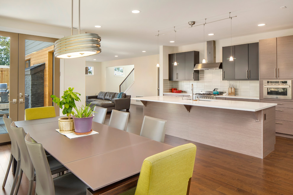 Ispirazione per una sala da pranzo aperta verso la cucina minimal con pareti bianche e pavimento in legno massello medio