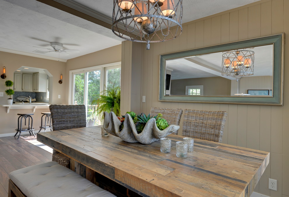 Ispirazione per una piccola sala da pranzo aperta verso il soggiorno tradizionale con pareti beige, pavimento in legno massello medio e pavimento marrone