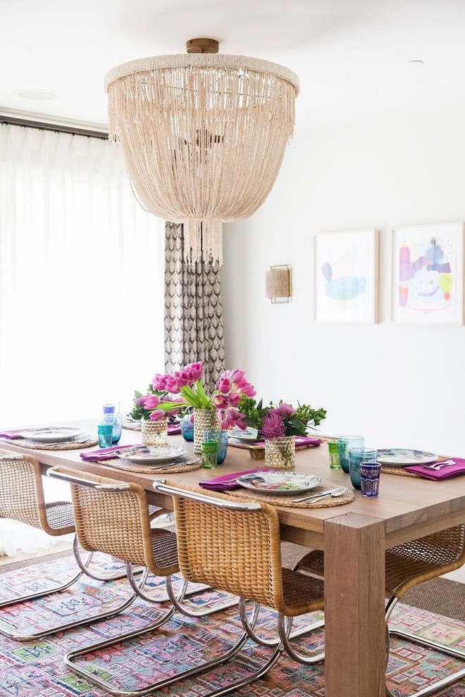Esempio di una sala da pranzo tropicale con pareti bianche