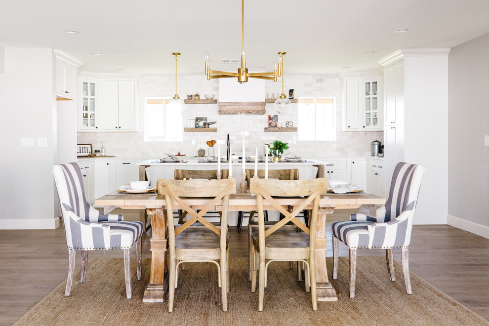 Стильный дизайн: кухня-столовая среднего размера в стиле кантри с серыми стенами, паркетным полом среднего тона и коричневым полом - последний тренд
