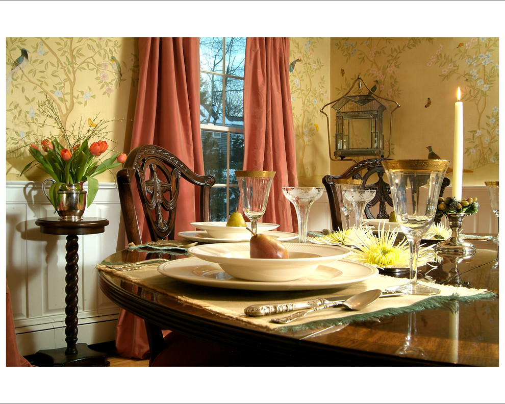 Ispirazione per una grande sala da pranzo tradizionale chiusa con pareti gialle, pavimento in legno massello medio e pavimento marrone