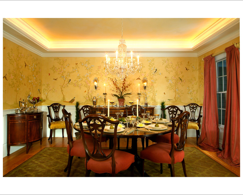 Foto di una grande sala da pranzo classica chiusa con pareti gialle, pavimento in legno massello medio e pavimento marrone