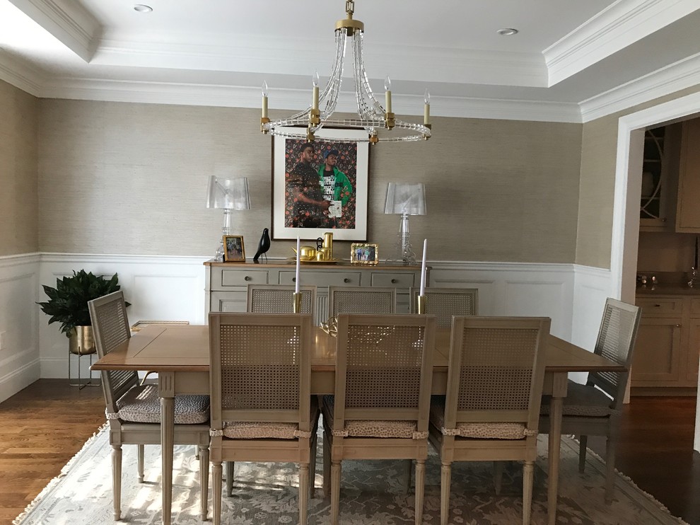 Foto di una sala da pranzo chic chiusa e di medie dimensioni con pareti con effetto metallico, pavimento in legno massello medio e pavimento marrone