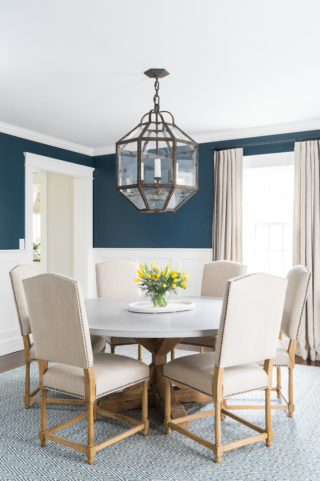 Ispirazione per una sala da pranzo stile marinaro chiusa con pareti blu