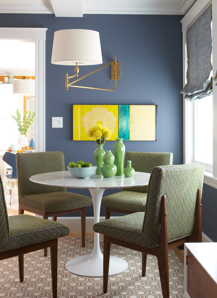 Idee per una sala da pranzo aperta verso la cucina chic di medie dimensioni con pareti blu, moquette e nessun camino