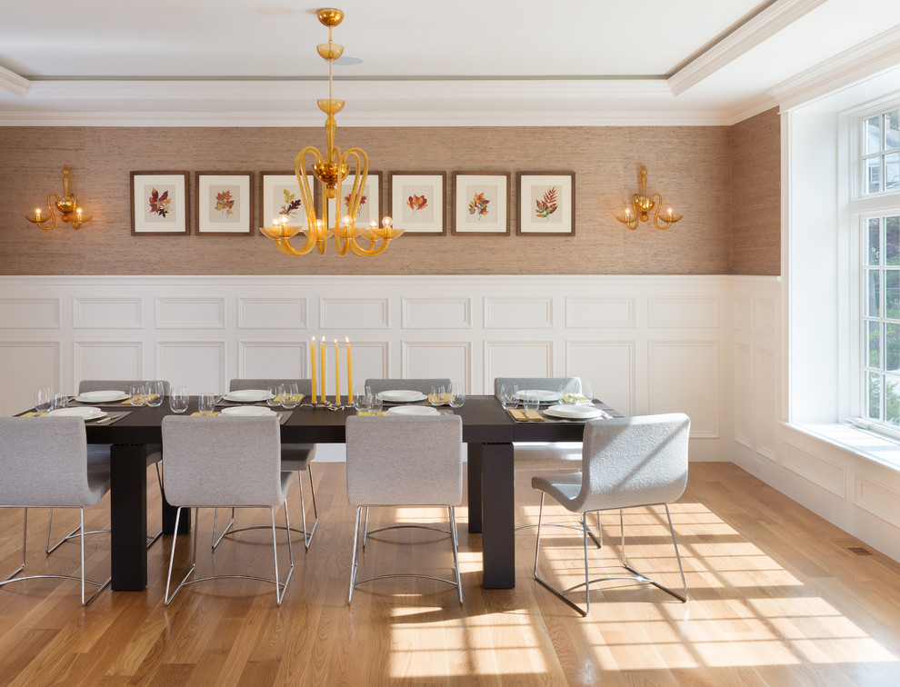 Cette image montre une grande salle à manger design fermée avec un mur beige et parquet clair.