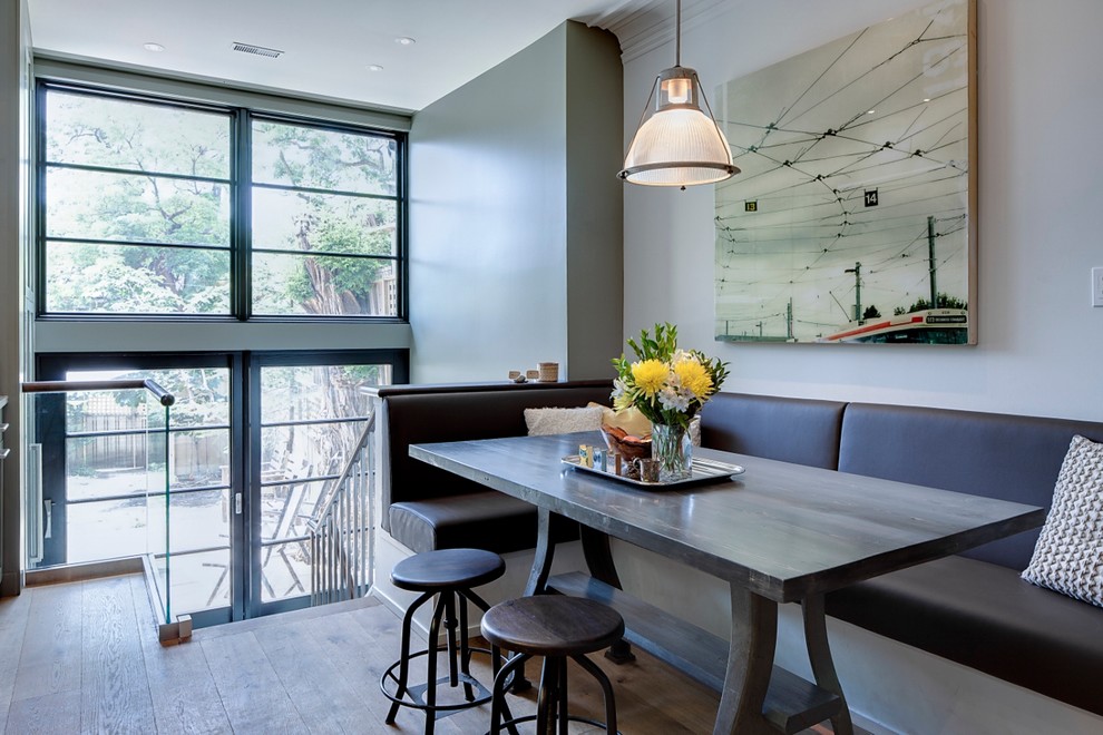 Esempio di una sala da pranzo minimal di medie dimensioni con parquet chiaro e pareti grigie