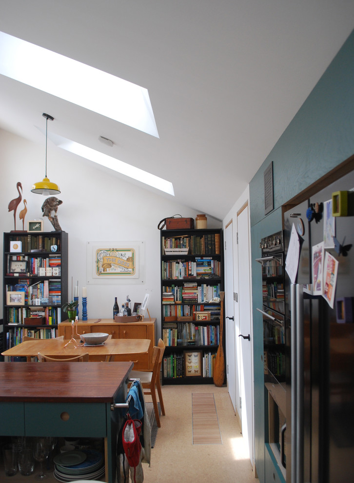 Idee per una piccola sala da pranzo aperta verso la cucina design con pareti bianche, pavimento in sughero e pavimento marrone