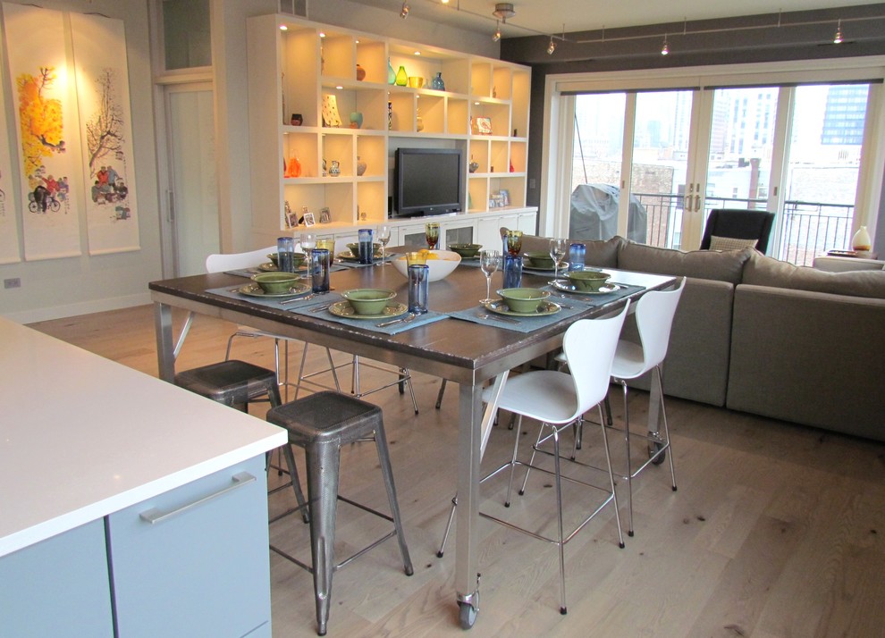 Свежая идея для дизайна: большая кухня-столовая в современном стиле с серыми стенами, светлым паркетным полом и коричневым полом без камина - отличное фото интерьера