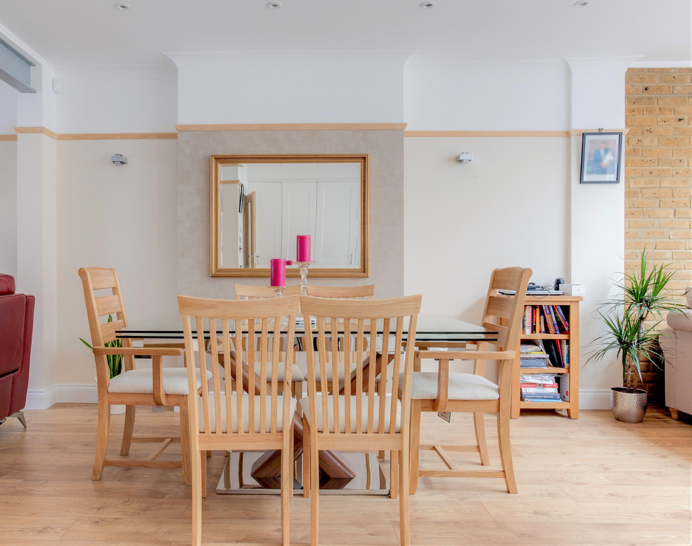 Ispirazione per una sala da pranzo aperta verso il soggiorno minimal di medie dimensioni con pareti beige, nessun camino e pavimento beige
