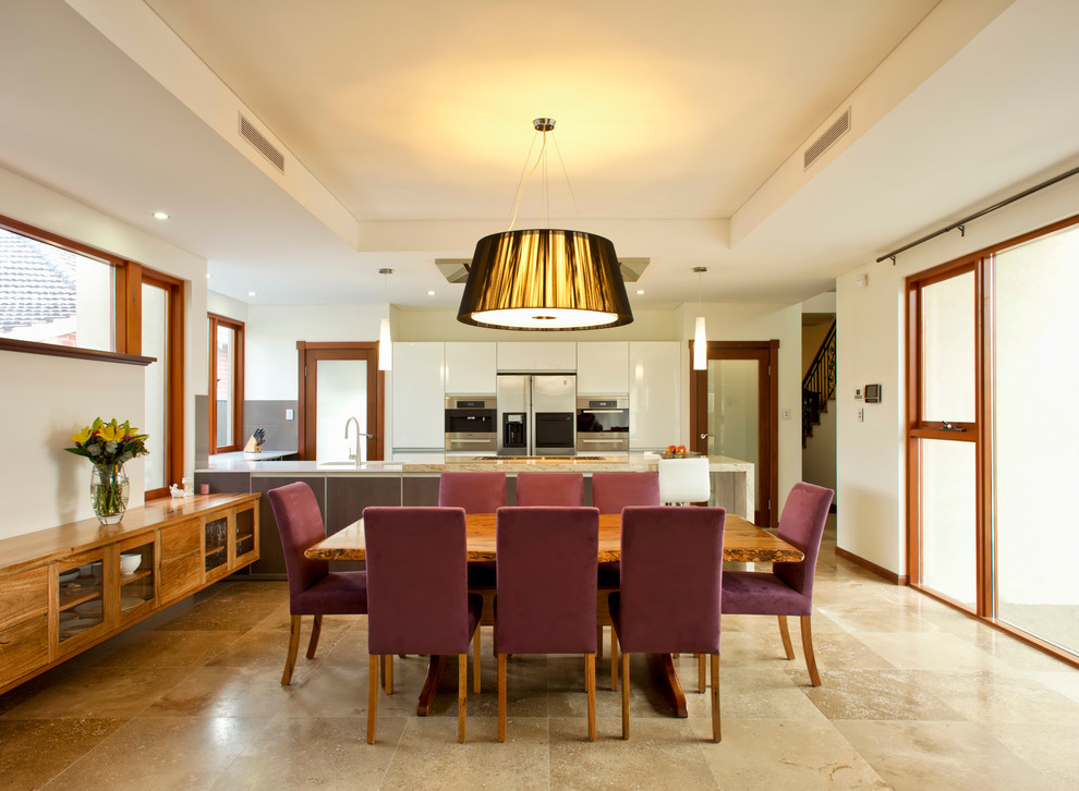 Esempio di una sala da pranzo aperta verso il soggiorno minimal con pavimento beige