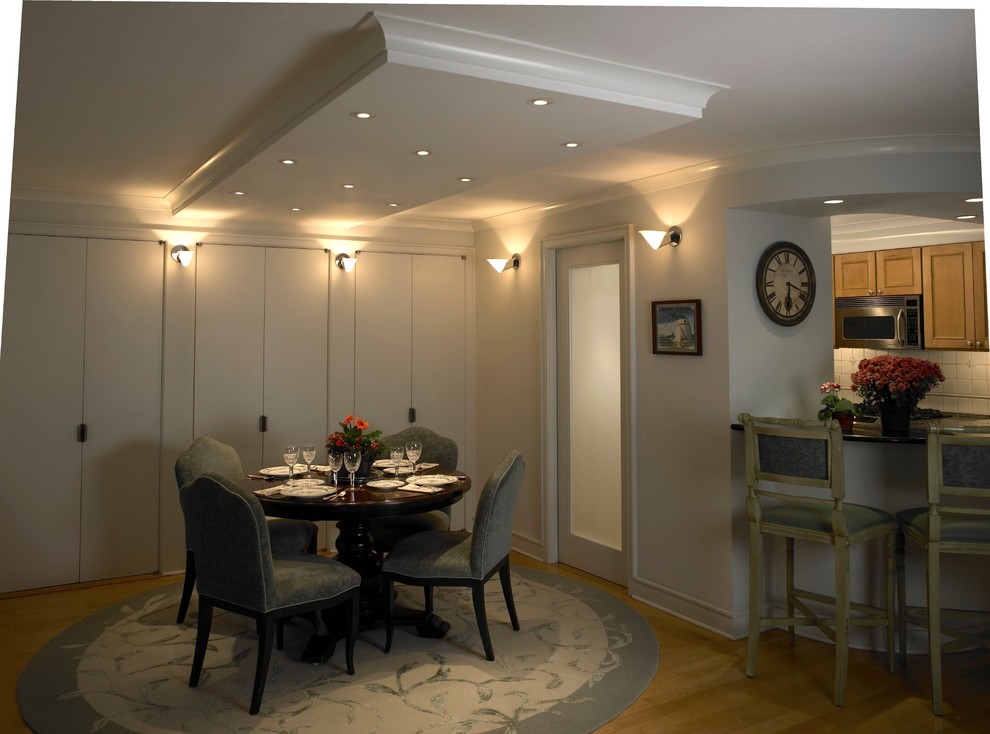 Modelo de comedor de cocina clásico renovado de tamaño medio con paredes beige y suelo de madera clara