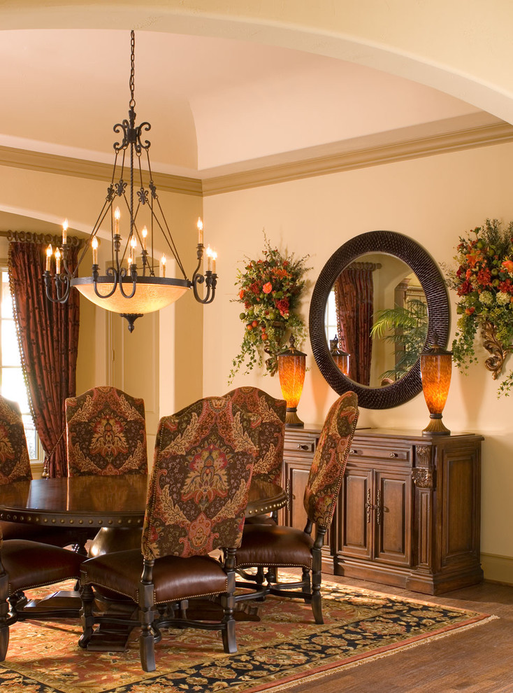 Idée de décoration pour une grande salle à manger ouverte sur le salon avec un mur beige et un sol en bois brun.