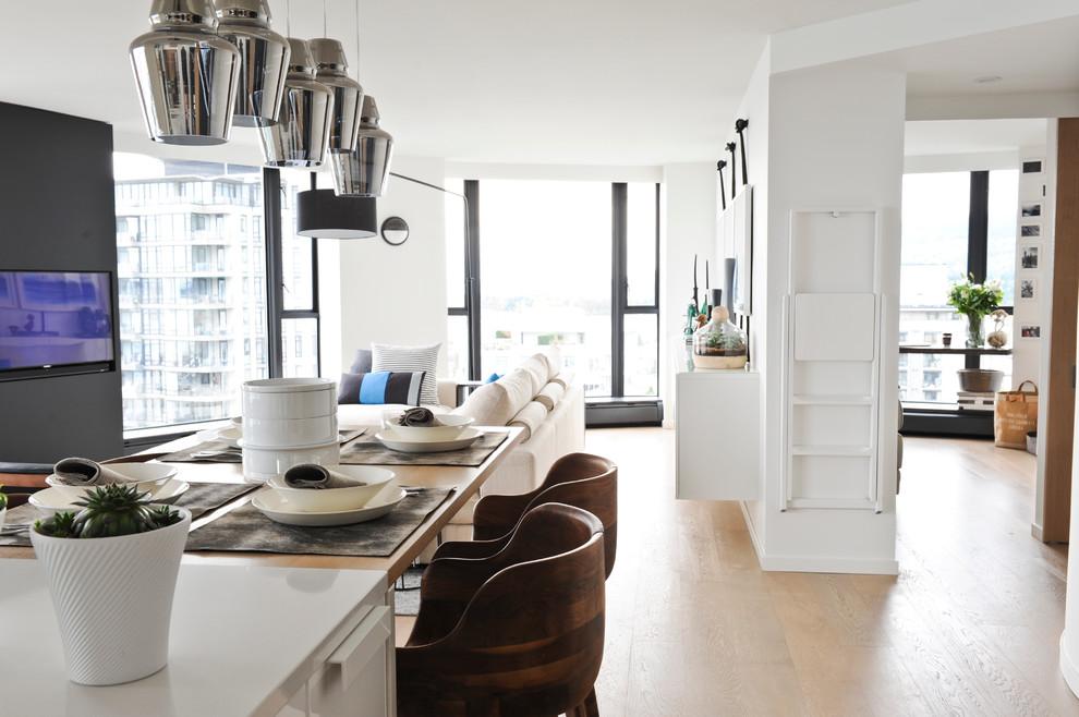 Immagine di una sala da pranzo aperta verso il soggiorno minimalista