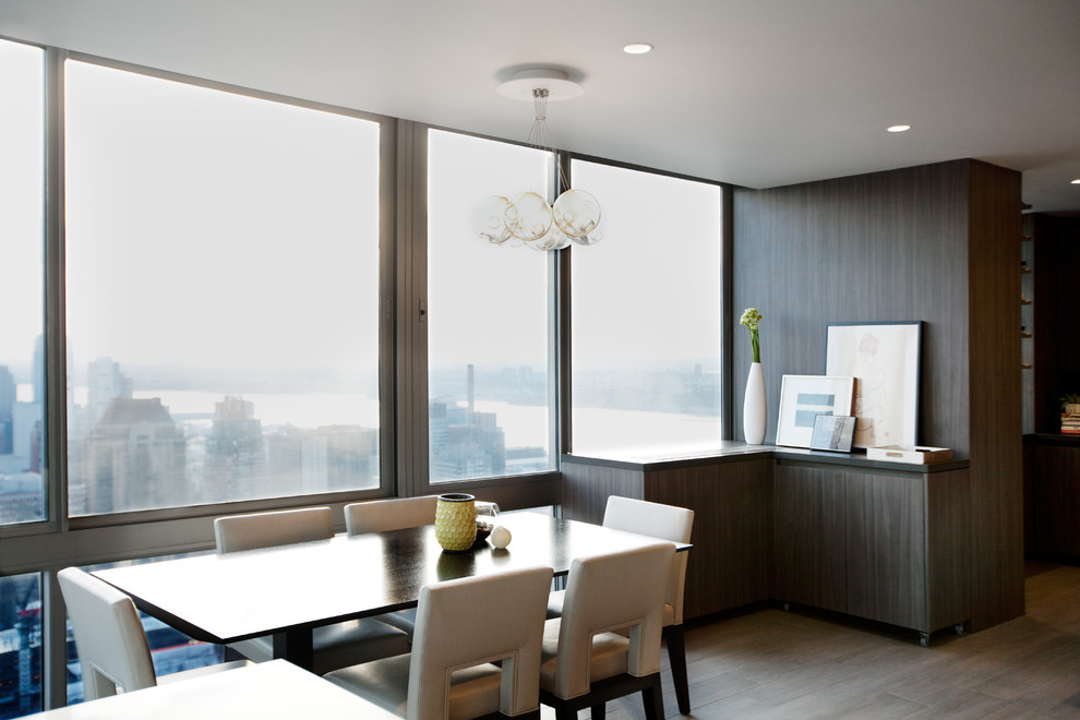 Foto di una grande sala da pranzo aperta verso la cucina minimal con pareti grigie e pavimento in gres porcellanato