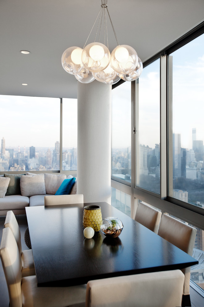 Großes Modernes Esszimmer mit Porzellan-Bodenfliesen in New York