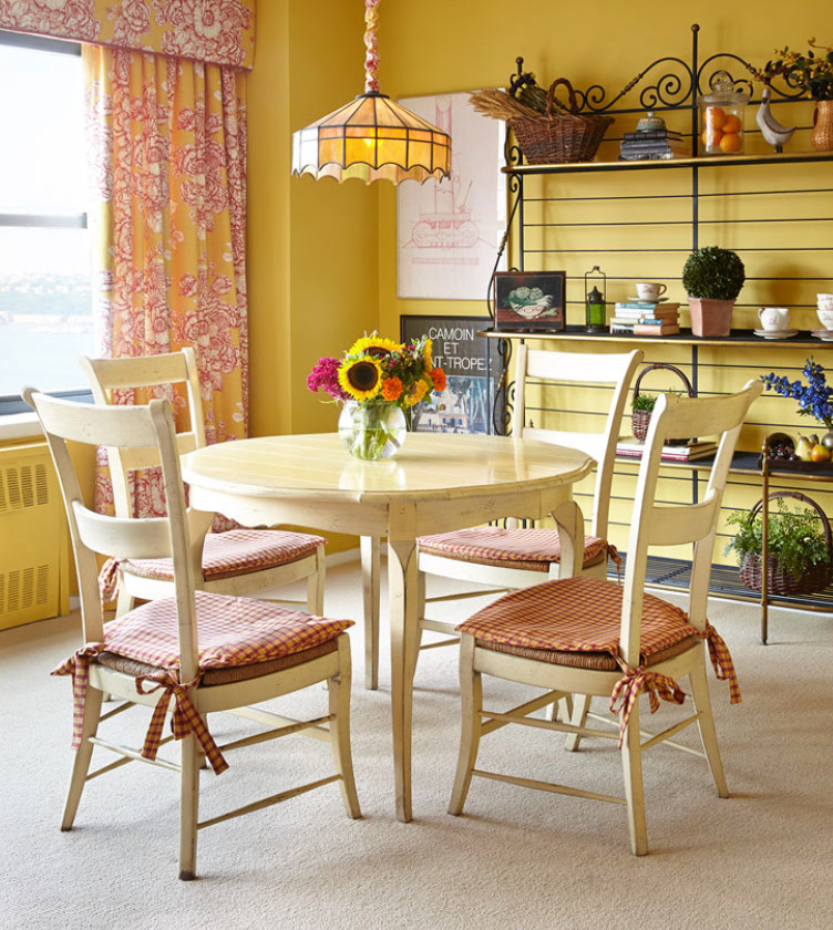 Идея дизайна: маленькая отдельная столовая в стиле кантри с желтыми стенами, ковровым покрытием и белым полом для на участке и в саду