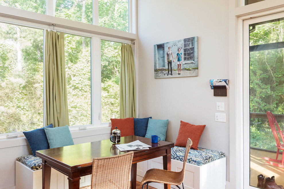Idée de décoration pour une petite salle à manger ouverte sur le salon minimaliste avec un mur blanc, un sol en bois brun, aucune cheminée et un sol marron.