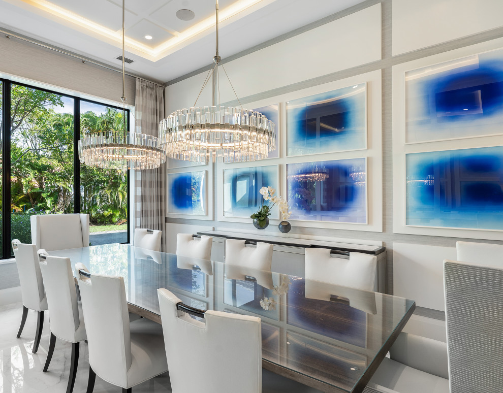 Modernes Esszimmer mit weißer Wandfarbe, weißem Boden und eingelassener Decke in Miami