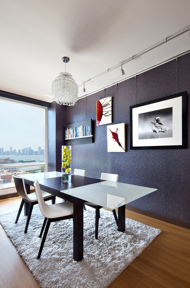 Стильный дизайн: гостиная-столовая среднего размера в стиле модернизм с паркетным полом среднего тона и синими стенами - последний тренд