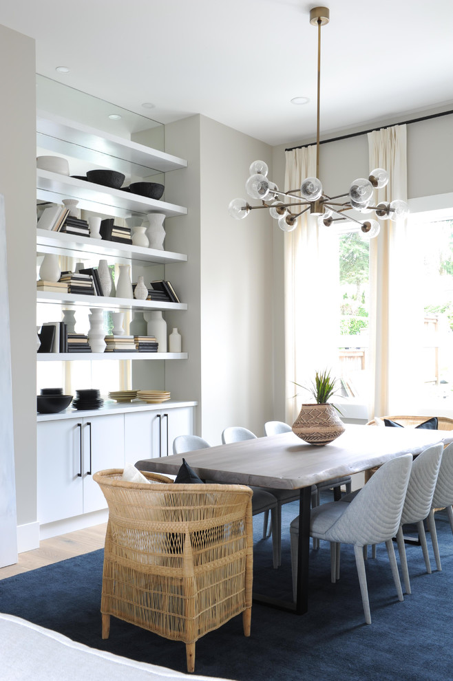 Источник вдохновения для домашнего уюта: столовая в современном стиле с серыми стенами, светлым паркетным полом, горизонтальным камином, фасадом камина из кирпича и коричневым полом