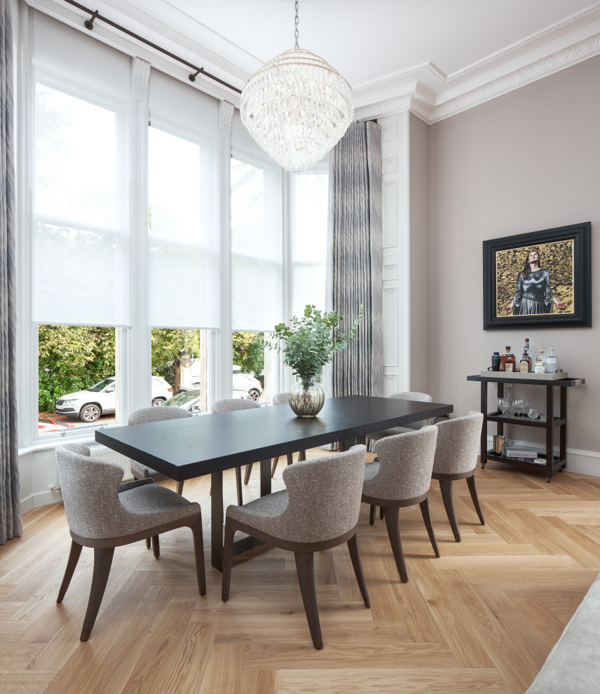 Diseño de comedor contemporáneo grande con paredes grises, suelo de madera clara y suelo beige