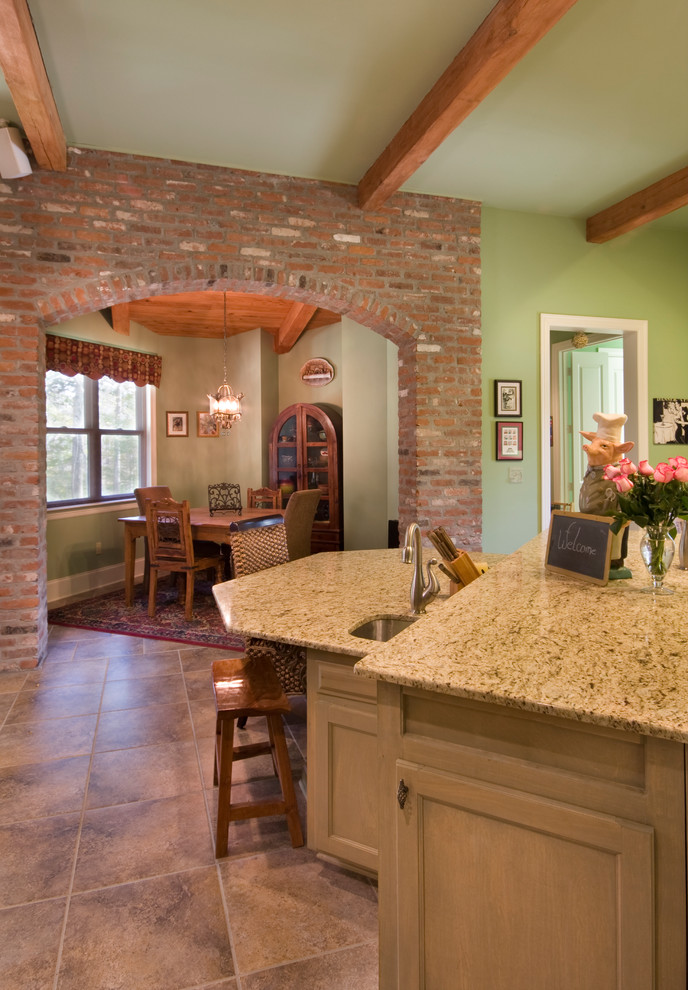 Idee per una sala da pranzo classica chiusa e di medie dimensioni con pareti verdi e pavimento con piastrelle in ceramica