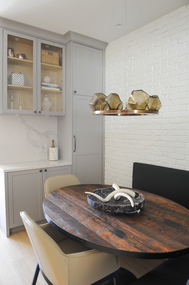 Inspiration för små nordiska matplatser med öppen planlösning, med vita väggar, ljust trägolv och beiget golv