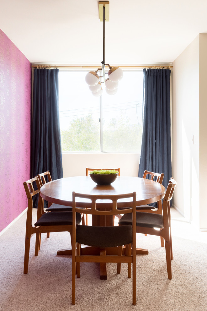 Foto di una sala da pranzo moderna chiusa e di medie dimensioni con pareti rosa, moquette, nessun camino e pavimento beige