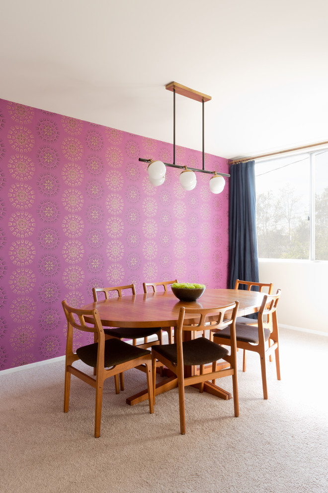 На фото: отдельная столовая среднего размера в стиле ретро с розовыми стенами, ковровым покрытием и бежевым полом без камина с