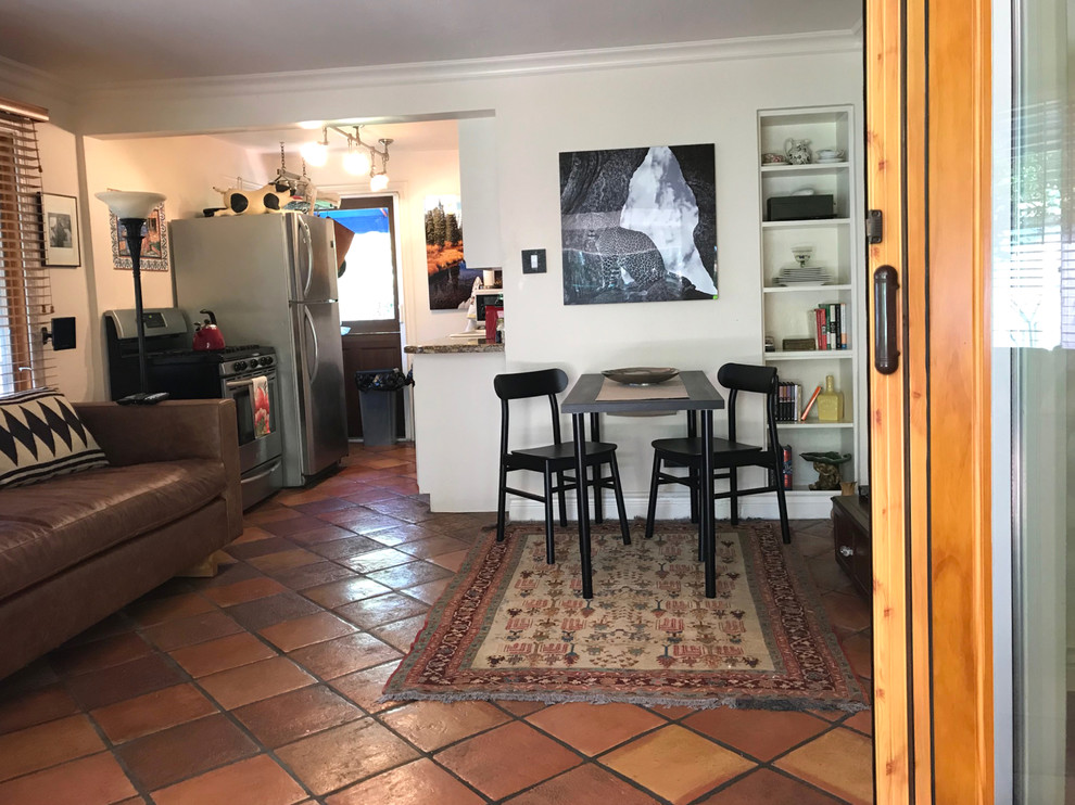 Esempio di una sala da pranzo aperta verso la cucina eclettica di medie dimensioni con pareti bianche, pavimento in gres porcellanato e pavimento marrone