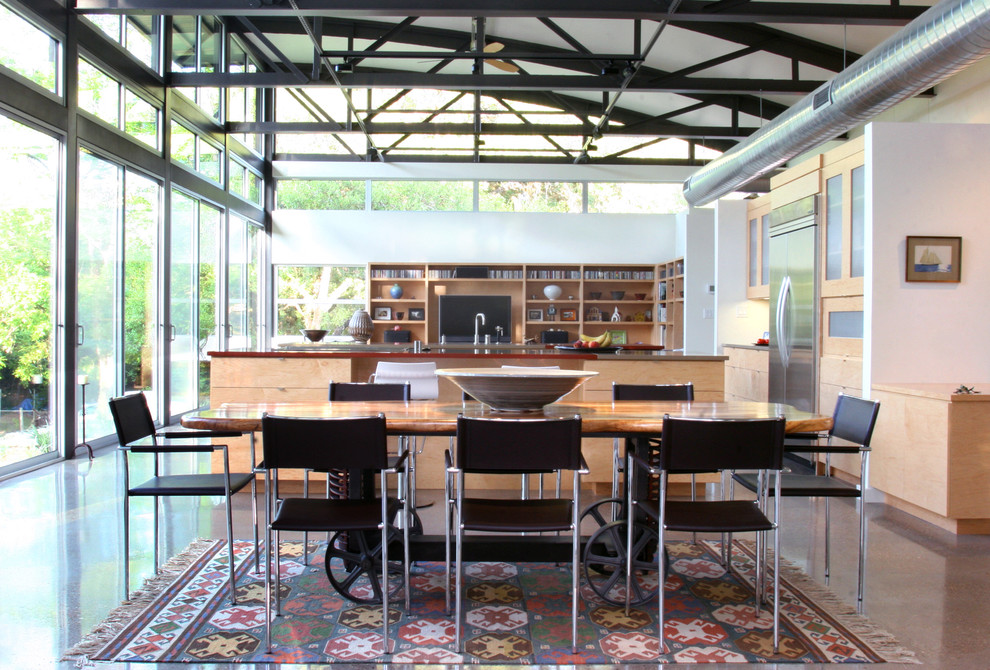 Immagine di una sala da pranzo aperta verso il soggiorno moderna
