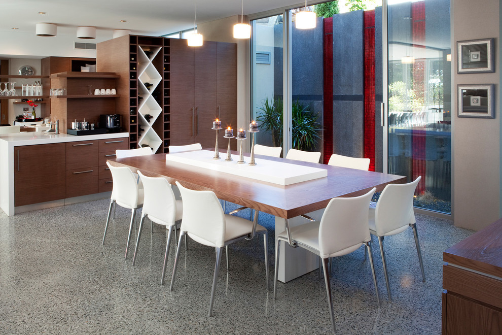 Immagine di una sala da pranzo aperta verso la cucina minimal con pareti beige