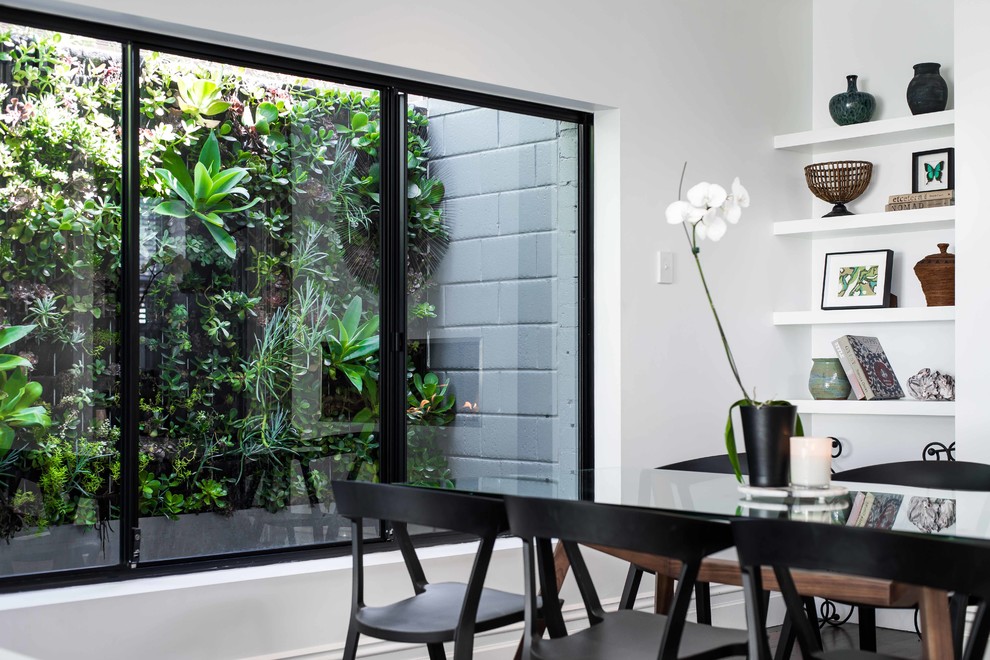 Kleine Moderne Wohnküche mit weißer Wandfarbe, dunklem Holzboden und Kaminumrandung aus Metall in Perth