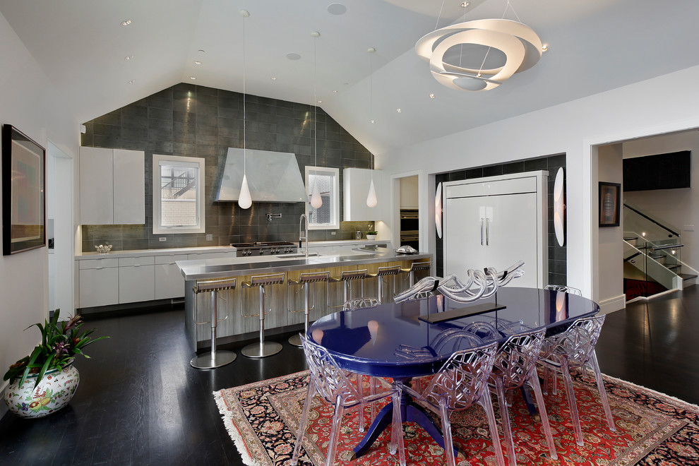 Cette photo montre une salle à manger ouverte sur la cuisine tendance avec un mur blanc et parquet foncé.