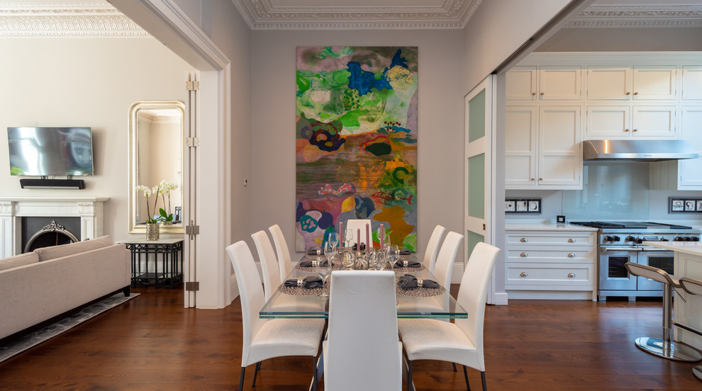 Идея дизайна: гостиная-столовая среднего размера в стиле неоклассика (современная классика) с серыми стенами, паркетным полом среднего тона и коричневым полом