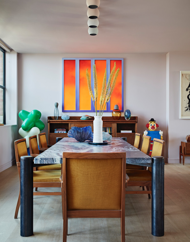 Источник вдохновения для домашнего уюта: гостиная-столовая в стиле фьюжн с розовыми стенами, светлым паркетным полом и бежевым полом