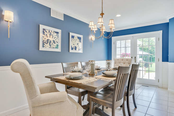 Idee per una sala da pranzo stile marino con pareti blu