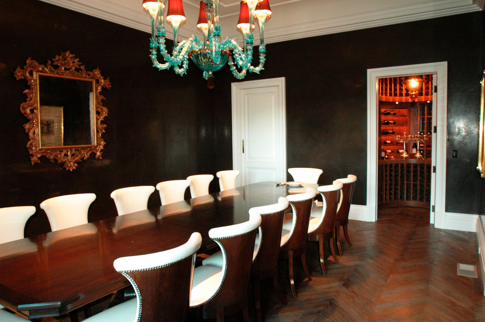 Ispirazione per una grande sala da pranzo tradizionale chiusa con pareti marroni e pavimento in legno massello medio