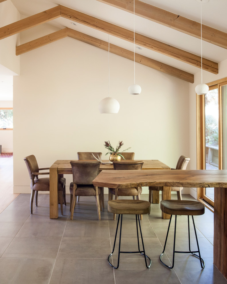 На фото: кухня-столовая в стиле ретро с белыми стенами, полом из керамической плитки и бежевым полом