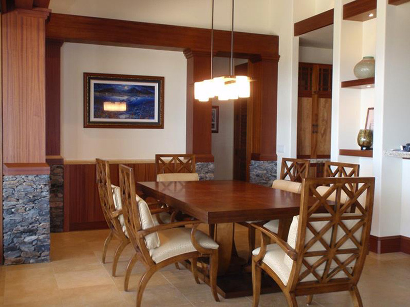 Esempio di un'ampia sala da pranzo aperta verso il soggiorno tropicale con pareti bianche e pavimento in pietra calcarea