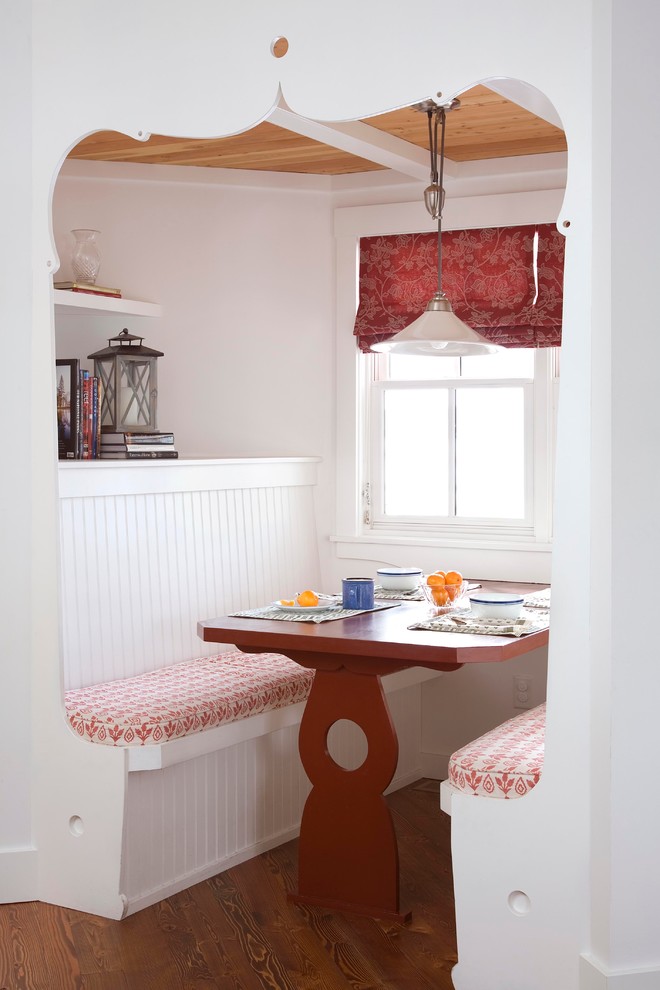 Inspiration pour une salle à manger rustique avec un mur blanc et un sol en bois brun.