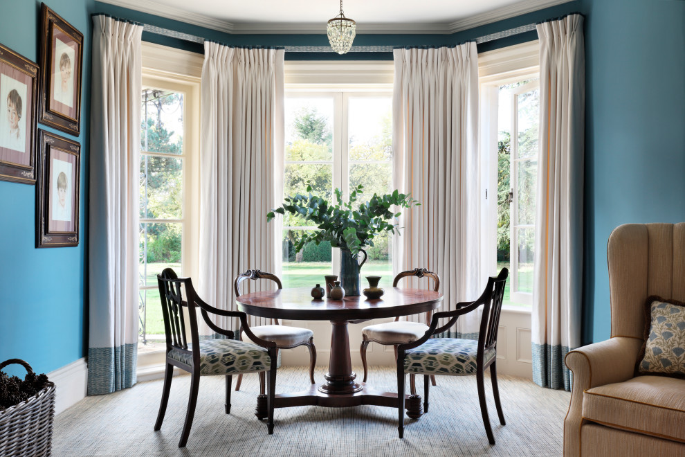 Idee per una sala da pranzo aperta verso il soggiorno classica con pareti blu, moquette, nessun camino e pavimento beige