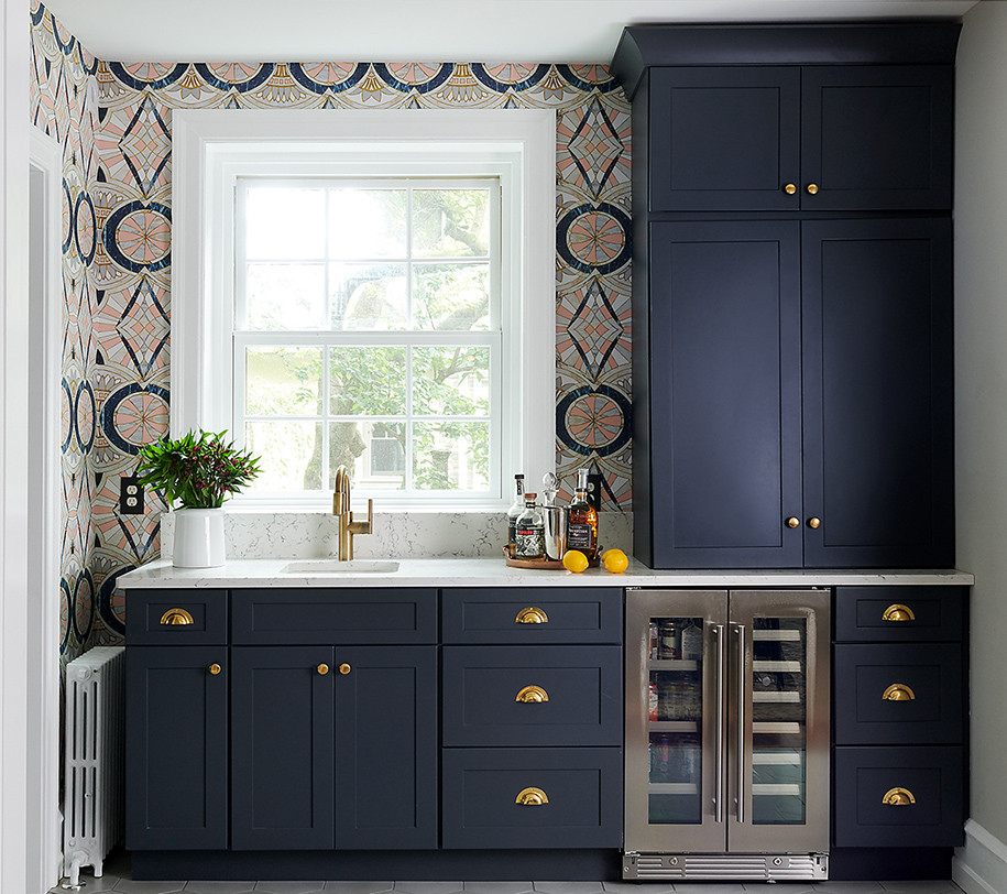 Стильный дизайн: кухня-столовая среднего размера в современном стиле с разноцветными стенами, бетонным полом, серым полом и обоями на стенах - последний тренд