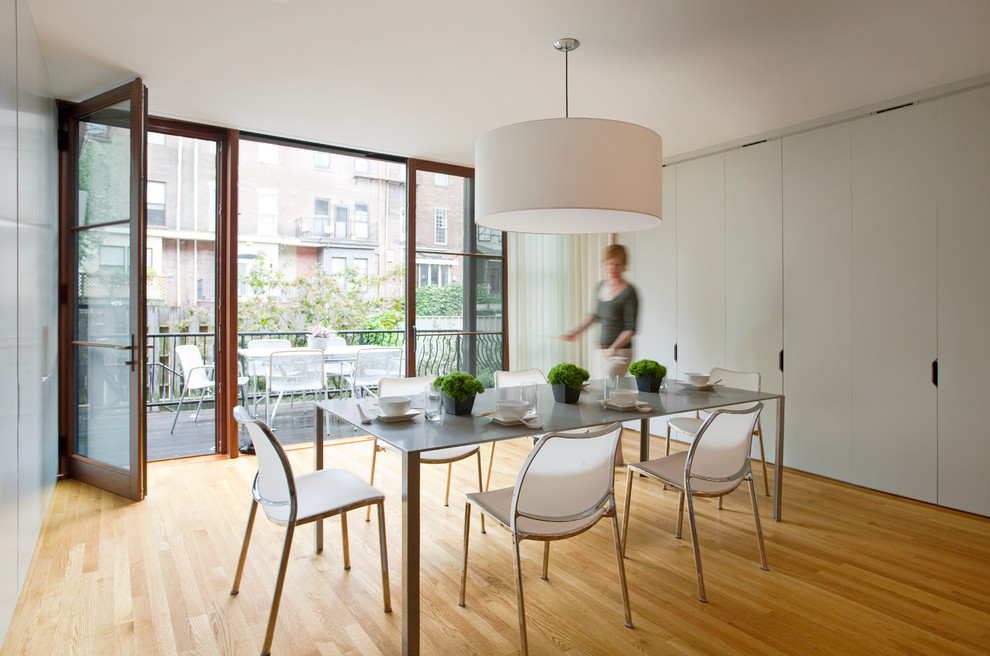 Idee per una sala da pranzo aperta verso la cucina contemporanea con pareti beige e parquet chiaro