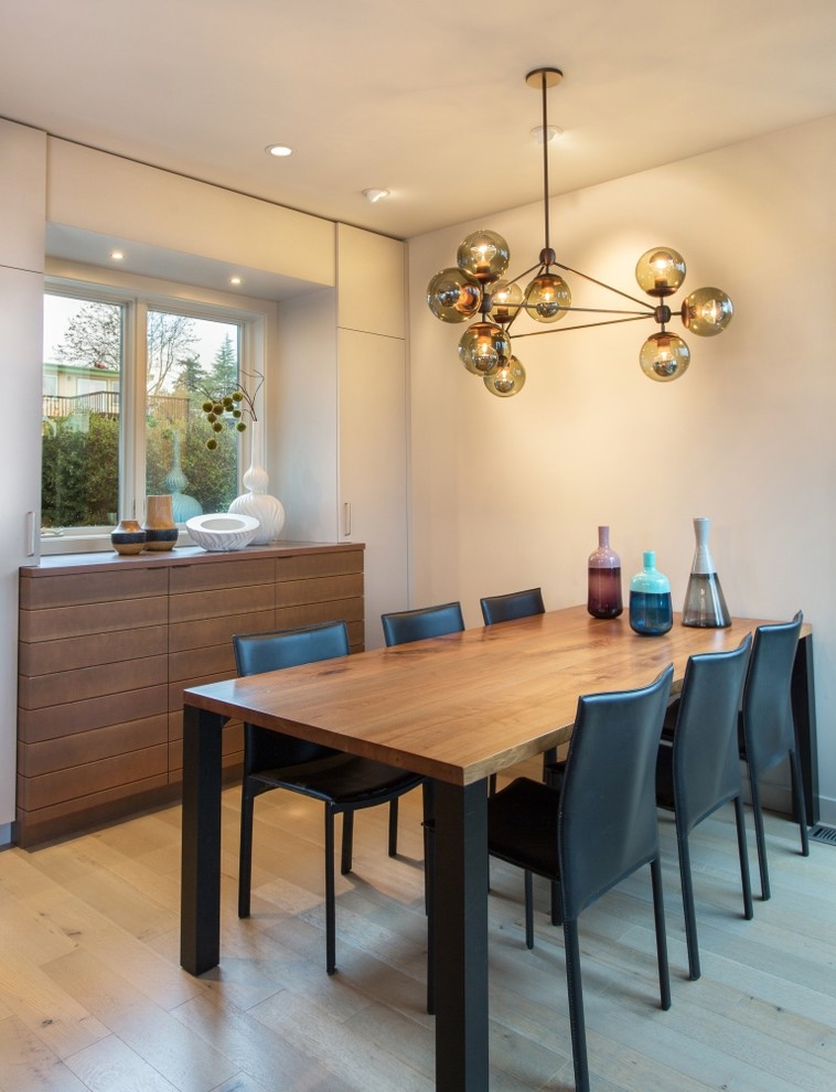 Inspiration pour une petite salle à manger design avec un mur gris et parquet clair.