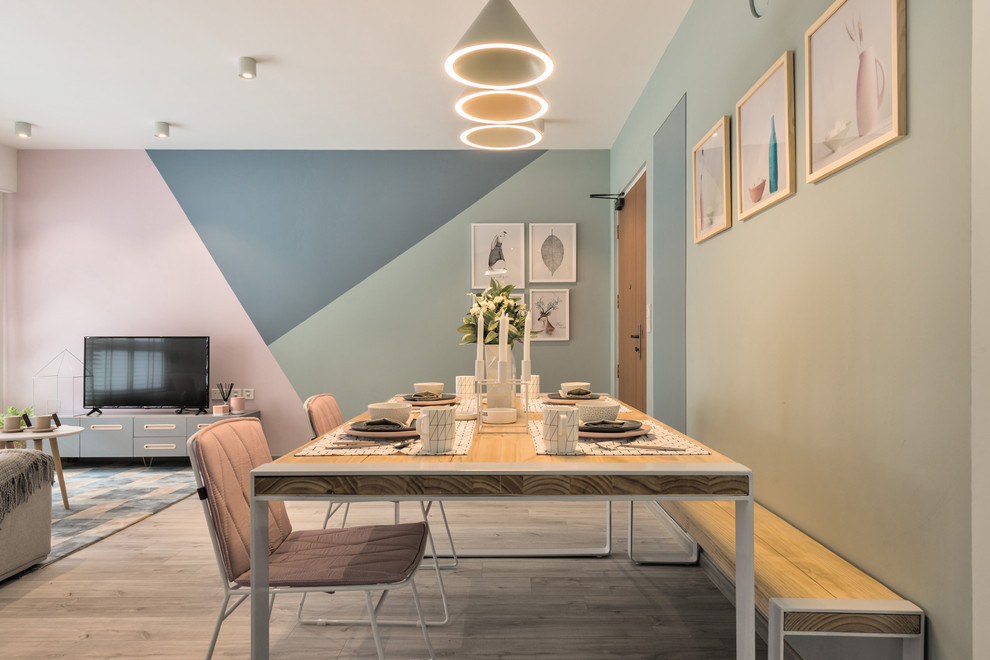 На фото: столовая в скандинавском стиле с серыми стенами, светлым паркетным полом и серым полом с