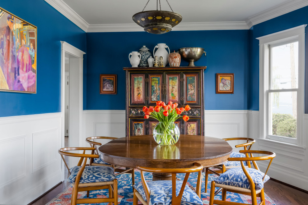 Geschlossenes, Mittelgroßes Klassisches Esszimmer ohne Kamin mit blauer Wandfarbe, braunem Holzboden, braunem Boden und vertäfelten Wänden in Seattle