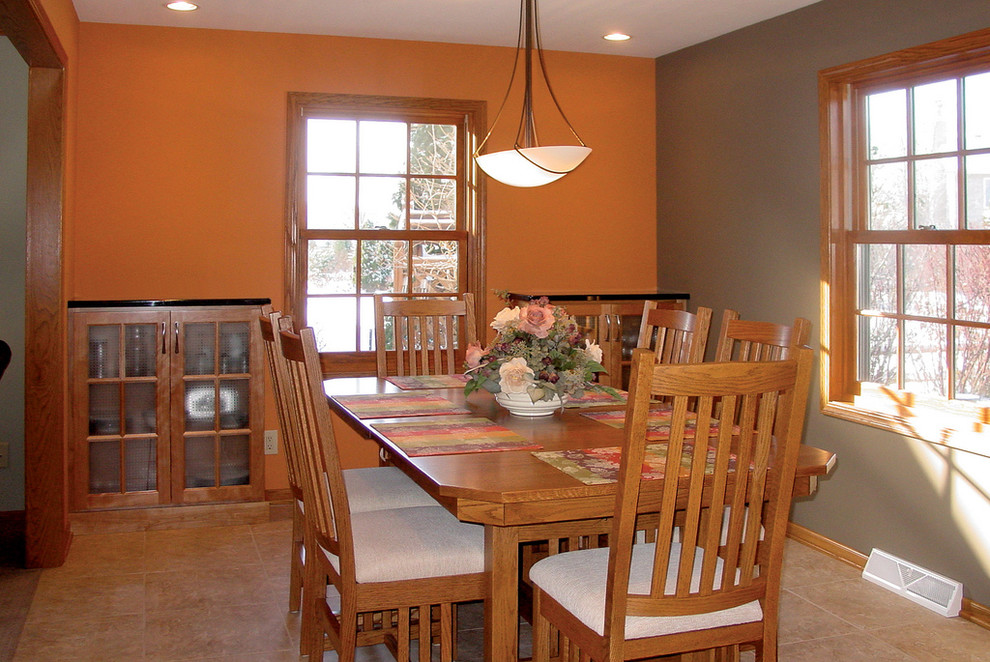 Пример оригинального дизайна: кухня-столовая среднего размера в стиле неоклассика (современная классика) с оранжевыми стенами и полом из керамогранита